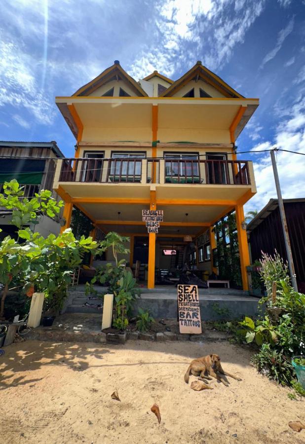 Seashell Guesthouse, Bar And Tattoos Ко Ронг Санлоем Екстериор снимка